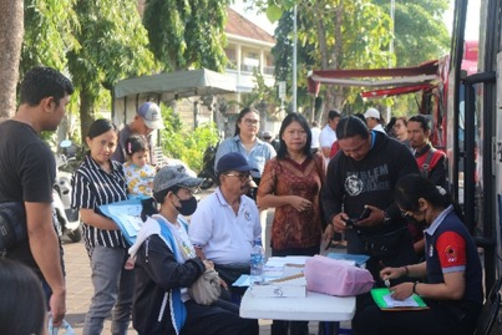 Kegiatan Pelayanan SIM Keliling dalam rangka Puncak Acara Bulan Bhakti Gotong Royong ke-XXI di Desa Dalung